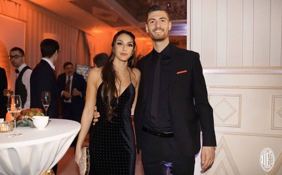 Gabbia strapazzato da Vlahovic, i tifosi del Milan gli danno la colpa, la fidanzata: "Ignoranti"