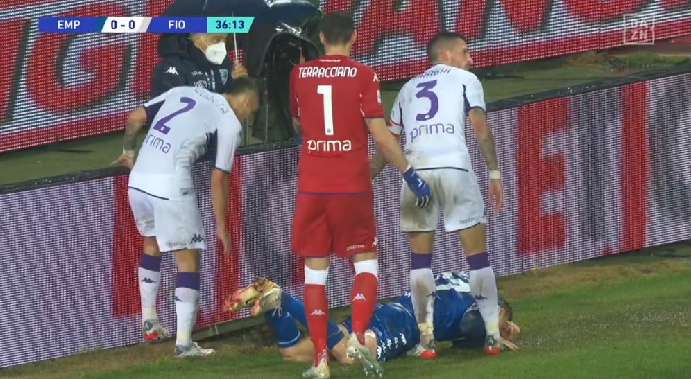 L'Empoli lascia un tombino arrugginito aperto a bordo campo e Zurkowski si fa molto male