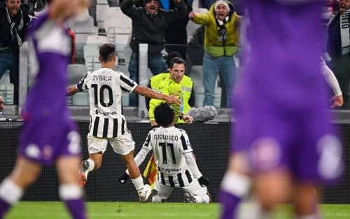 I soliti aiutini. Vlahovic preso a schiaffi per tutta la partita. Arbitro finto