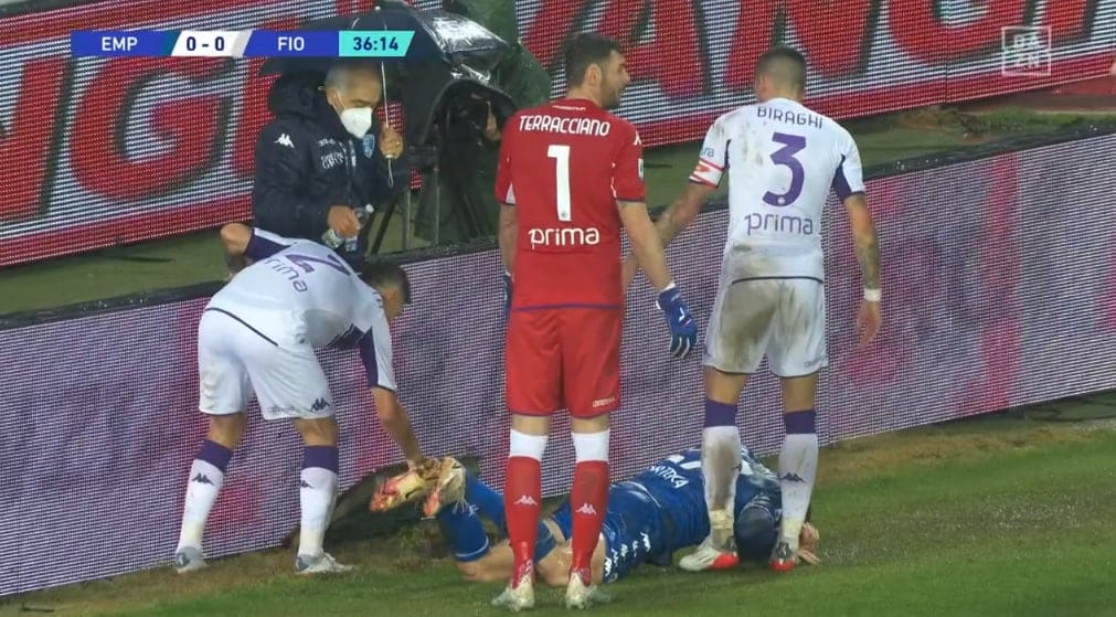 L'Empoli lascia un tombino arrugginito aperto a bordo campo e Zurkowski si fa molto male