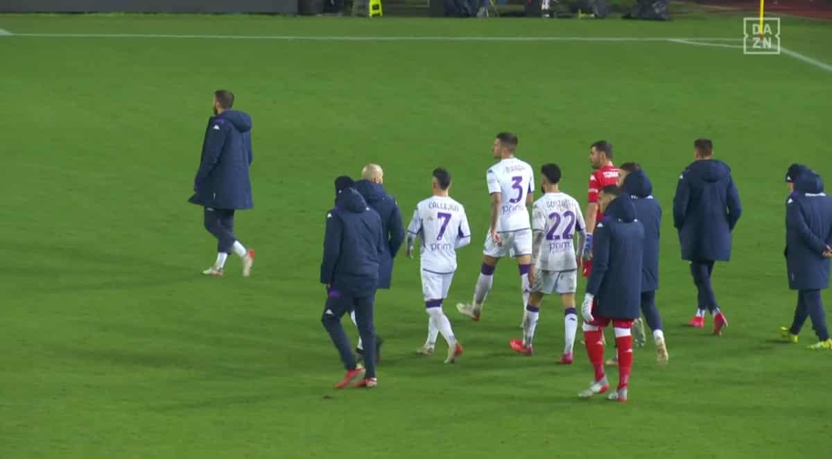La rabbia dei giocatori della Fiorentina a fine gara, solo in pochi dai tifosi viola per l'amarezza