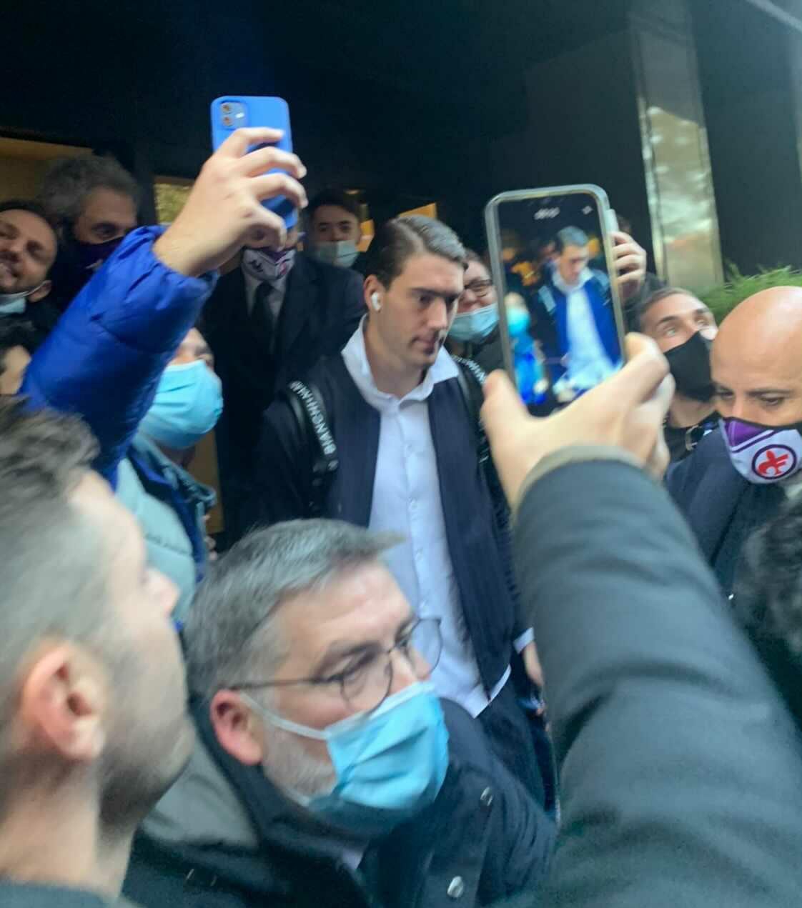 All'uscita dall'albergo della Fiorentina i tifosi bianconeri gridano a Vlahovic: "Vieni alla Juventus"