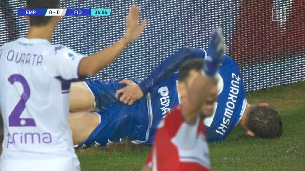 L'Empoli lascia un tombino arrugginito aperto a bordo campo e Zurkowski si fa molto male