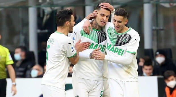 Berardi ridicolizza anche il Milan, segna un grandissimo gol e il Sassuolo batte i rossoneri