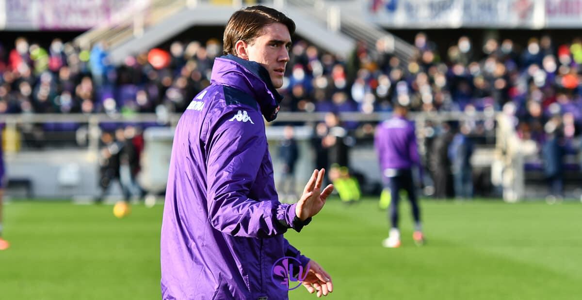 "Dusan, regalami la tua maglia" nel cartellone: a fine partita Vlahovic la lancia al giovane tifoso - Firenze, stadio A.Franchi, 11.12.2021, Fiorentina-Salernitana, foto Lisa Guglielmi. Copyright Labaroviola.com