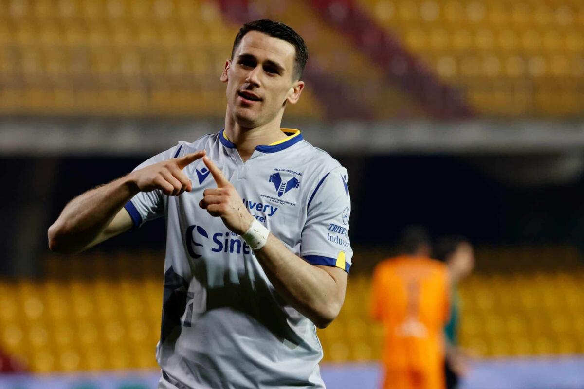Al 17' Hellas Verona-Fiorentina 1-0 al Bentegodi. In gol Lasagna, battuto Terracciano sul primo palo - 