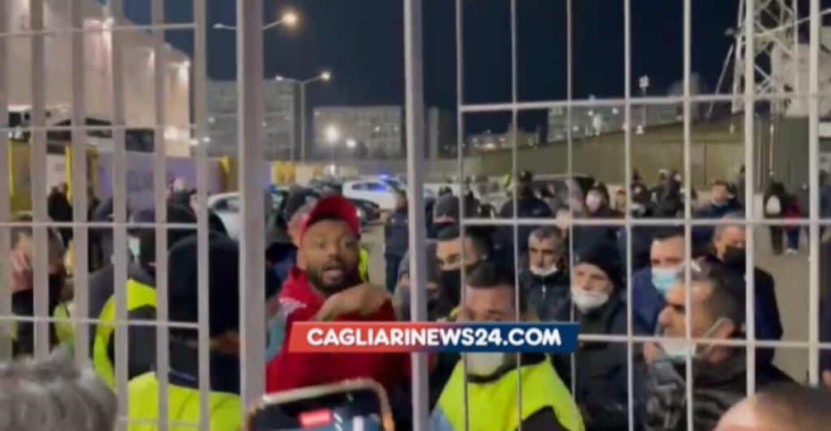 Scontro tra Joao Pedro e i tifosi del Cagliari: "Chi mi ha detto che sono un pezzo di mer**?" - 