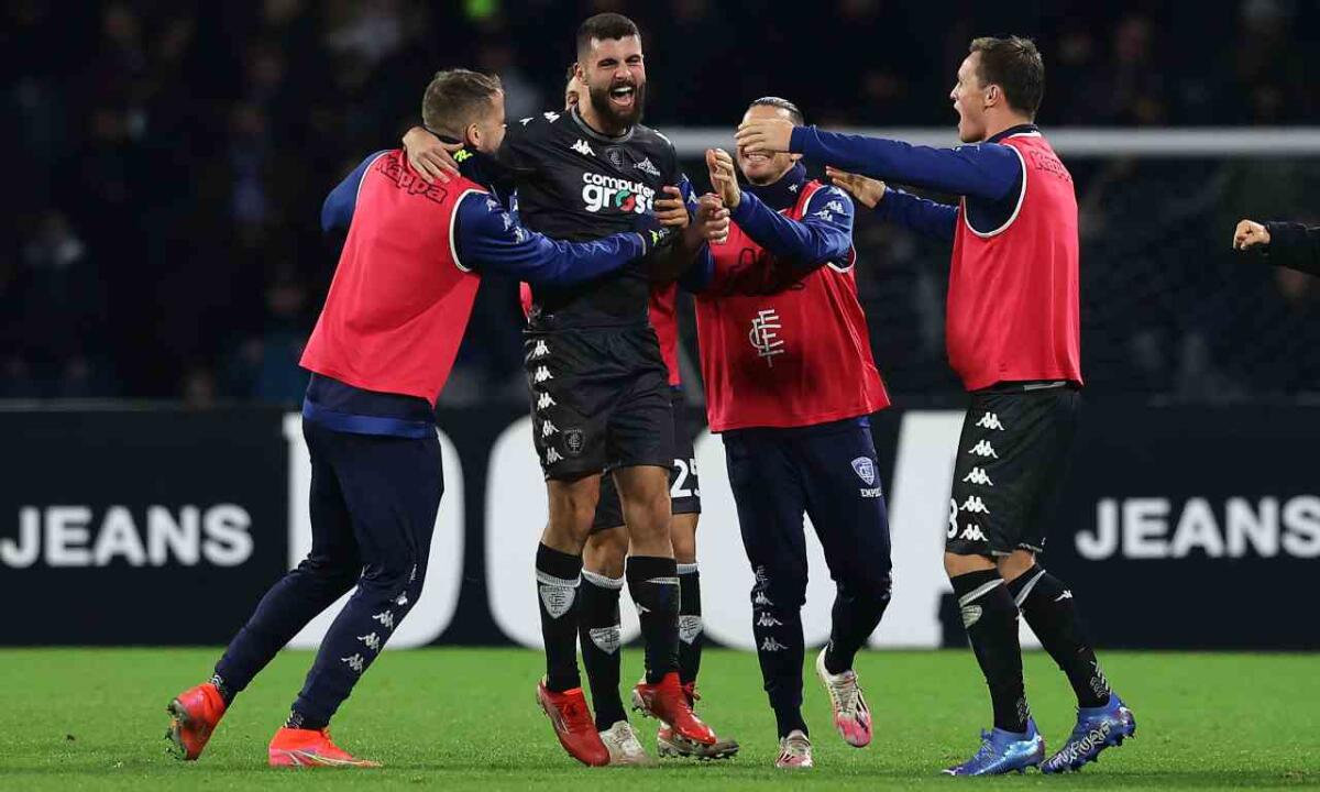L'Empoli manda la Fiorentina a soli 6 punti dalla Champions League. Napoli perde in casa 0-1 - Foto Alessandro Garofalo/LaPresse 
12 dicembre  2021 Napoli, Italia 
sport calcio 
Napoli vs Empoli  - Campionato di calcio Serie A TIM 2021/2022 - stadio Diego Armando Maradona 
Nella foto: Patrick Cutrone (FC Empoli); esultanza   dopo il gol 0-1



