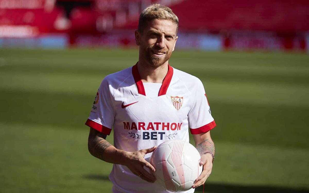 Dalla Spagna, Papu Gomez interessa alla Fiorentina e potrebbe tornare in serie A. Inter favorita - SEVILLE, SPAIN - JANUARY 28: Alejandro Papu Gomez of Sevilla FC during the unveil of the new signing of Alejandro Papu Gomez at Estadio RamÃ³n SÃ¡nchez PizjuÃ¡n on January 28, 2021 in Seville, Spain. (Photo by Fran Santiago/Getty Images)