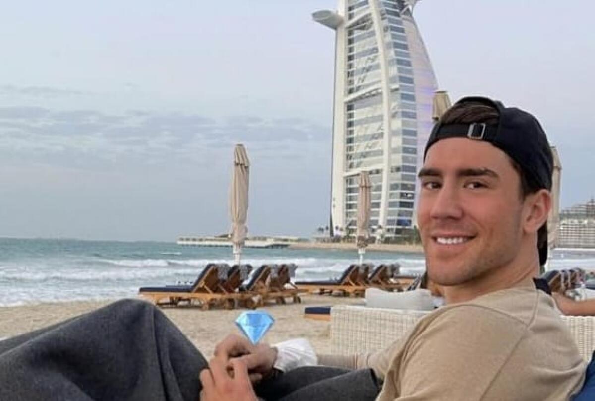 Vlahovic si rilassa in spiaggia a Dubai dopo l'allenamento estremo per Natale. Le foto della vacanza - 