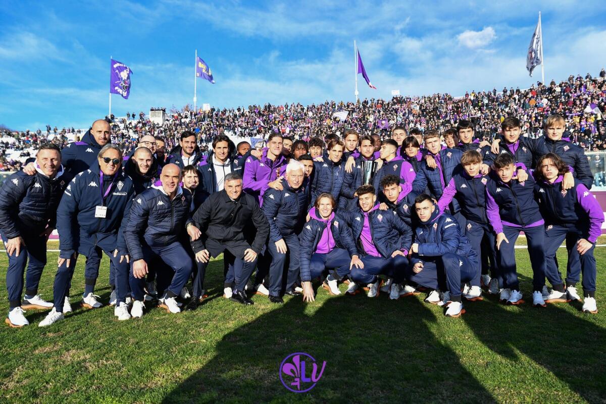 Primavera della Fiorentina omaggiata da tutto il Franchi, giro di campo in trionfo con la Supercoppa - 