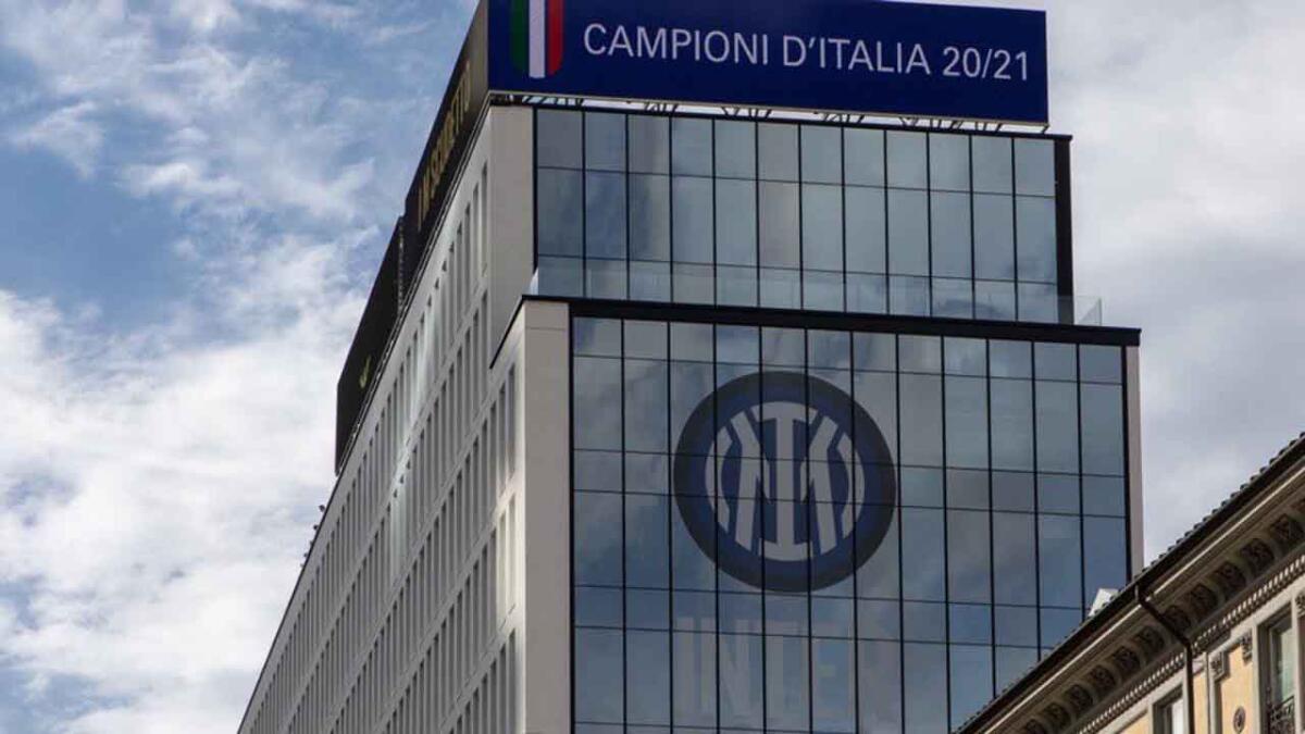 Guardia di Finanza nella sede dell'Inter. False plusvalenze e bilancio critico nel mirino dell'indagine - 