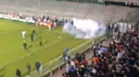 La Fiorentina voleva aiutare la Salernitana, i suoi tifosi buttarono una bomba in campo. Viola fuori