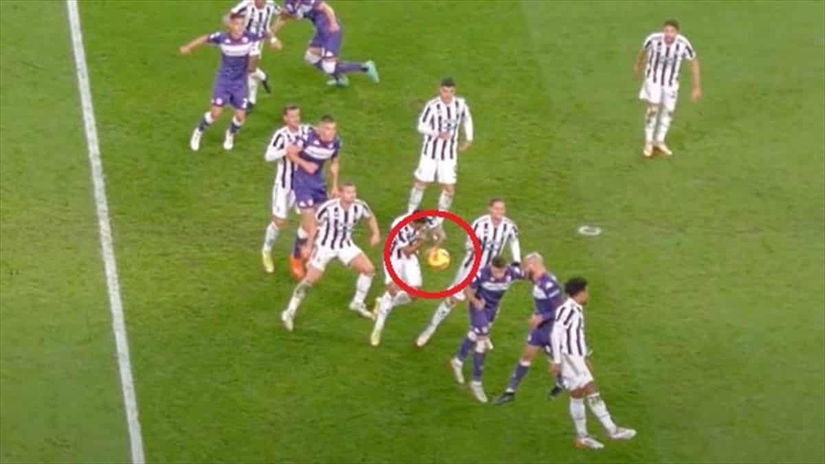 Ricordate il rigore non dato alla Fiorentina contro la Juventus? Stesso episodio, rigore per l'Empoli