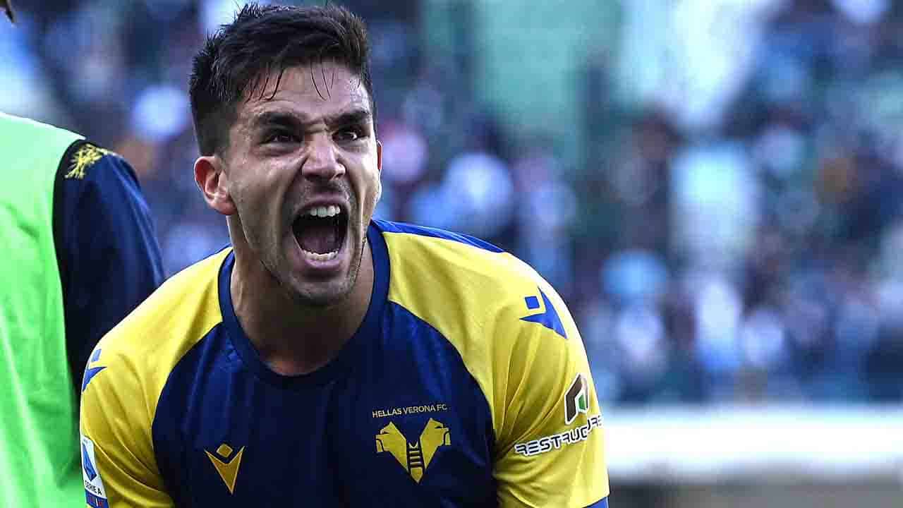 VERONA, ITALY - OCTOBER 24: Giovanni Simeone of Hellas Verona celebrates after scoring his team's second goal during the Serie A match between Hellas and SS Lazio at Stadio Marcantonio Bentegodi on October 24, 2021 in Verona, Italy. (Photo by Alessandro S
