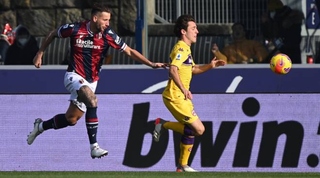 Al 52' la Fiorentina torna avanti contro il Bologna al Dall'Ara. Biraghi punizione perfetta