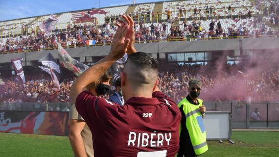 Ribery entra sul campo del Franchi, il pubblico viola si alza in piedi e lo applaude, standing ovation