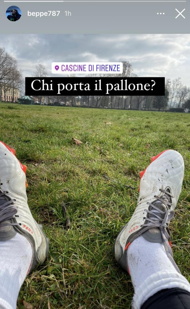 Pepito a Firenze per le feste, e come un bambino che ama il pallone gioca sul prato delle Cascine