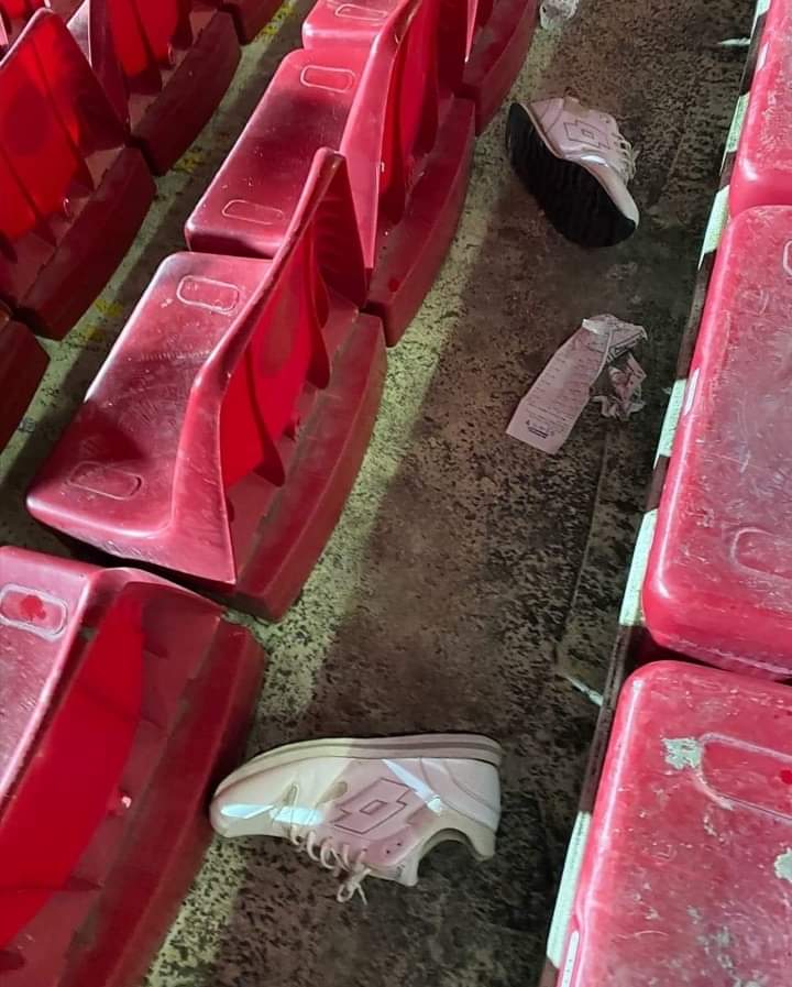 Esulta al gol della Juventus, ma nel settore della Salernitana. Lo fanno uscire senza scarpe