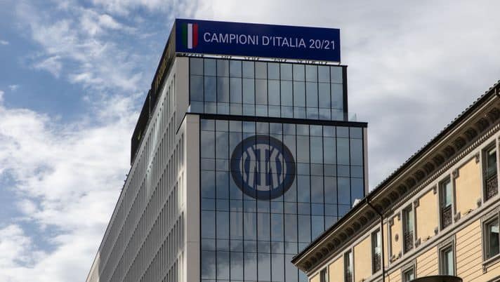Guardia di Finanza nella sede dell'Inter. False plusvalenze e bilancio critico nel mirino dell'indagine