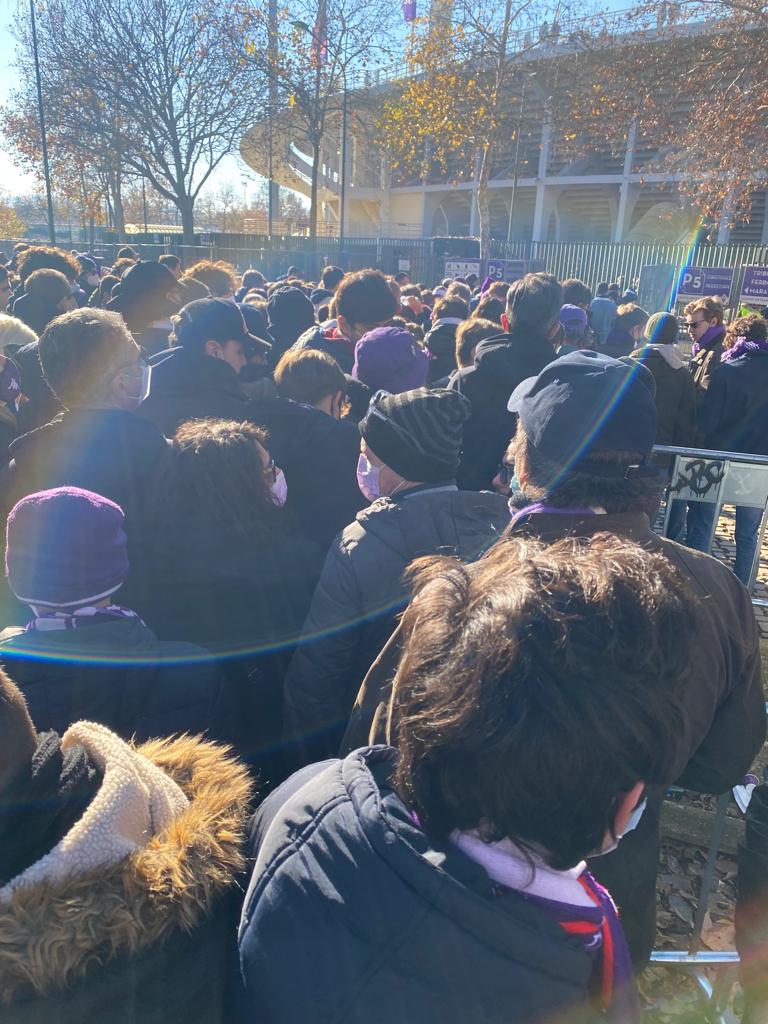Lunghe code e disagi dei tifosi viola per entrare in Curva Fiesole, tappo all'entrata per norme
