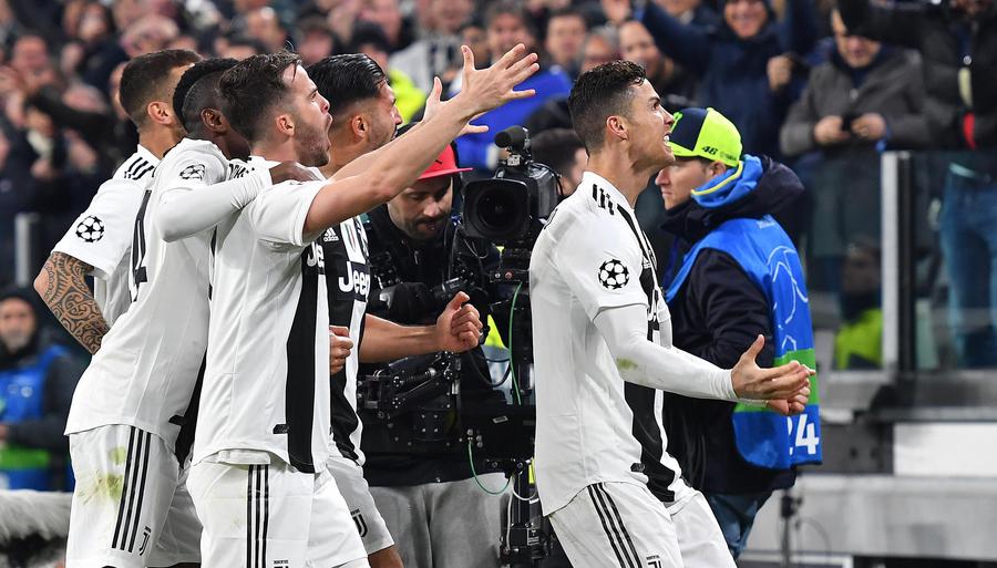 Juventus' Cristiano Ronaldo (R) jubilates with his teammates after scoring the goal (2-0) during the UEFA Champions League round of 16 second leg soccer match between Juventus FC and Club Atletico de Madrid at the Allianz Stadium in Turin, Italy, 12 March