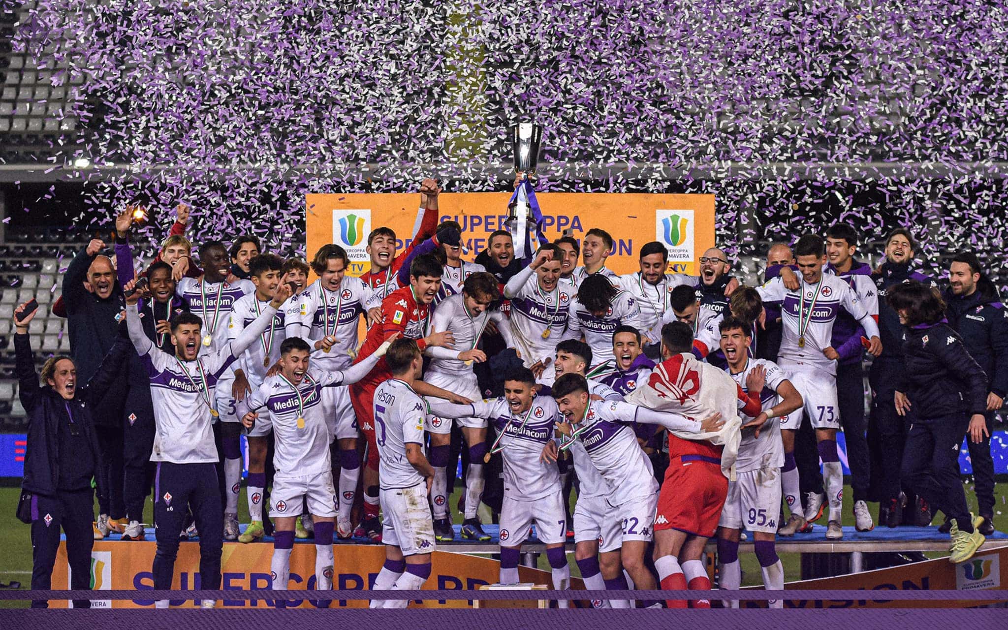 Primavera della Fiorentina omaggiata da tutto il Franchi, giro di campo in trionfo con la Supercoppa