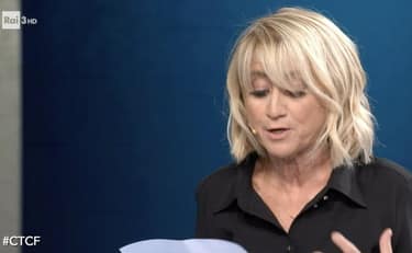 Lettera di Luciana Littizzetto al molestatore di Greta: "Cretino, come ci si sente ad essere braccato?"