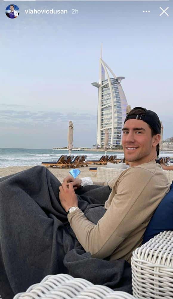 Vlahovic si rilassa in spiaggia a Dubai dopo l'allenamento estremo per Natale. Le foto della vacanza