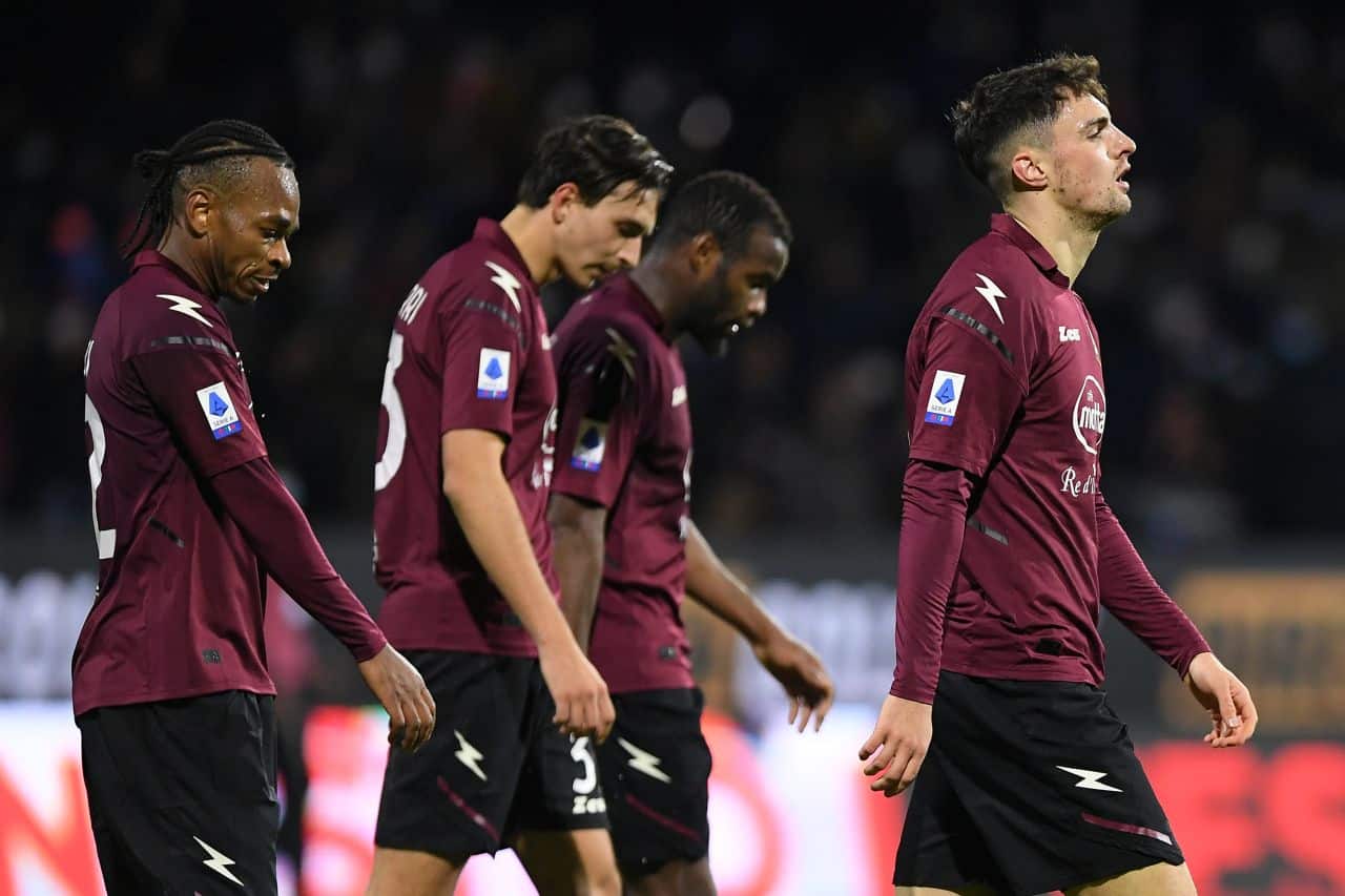 SALERNO, ITALY - DECEMBER 17: US Salernitana players show their disappointment after the Serie A match between US Salernitana and FC Internazionale at Stadio Arechi on December 17, 2021 in Salerno, Italy. (Photo by Francesco Pecoraro/Getty Images)