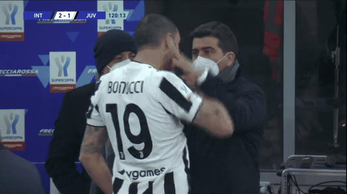 Figuraccia Bonucci, mani addosso al dirigente dell'Inter perchè non è riuscito ad entrare in campo - 