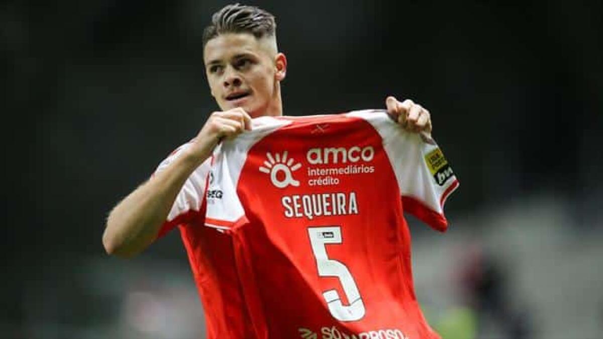 TMW, Fiorentina ha chiesto informazioni al Braga per Vitinha, attaccante classe 2000 portoghese - FUTEBOL -  do Braga,  disputa a bola com do Santa Clara, durante o jogo da Taça de Portugal, entre o SC Braga e o CD Santa Clara. Estádio Municipal de Braga, 20 de novembro de 2021. (ASF/PEDRO BENAVENTE)