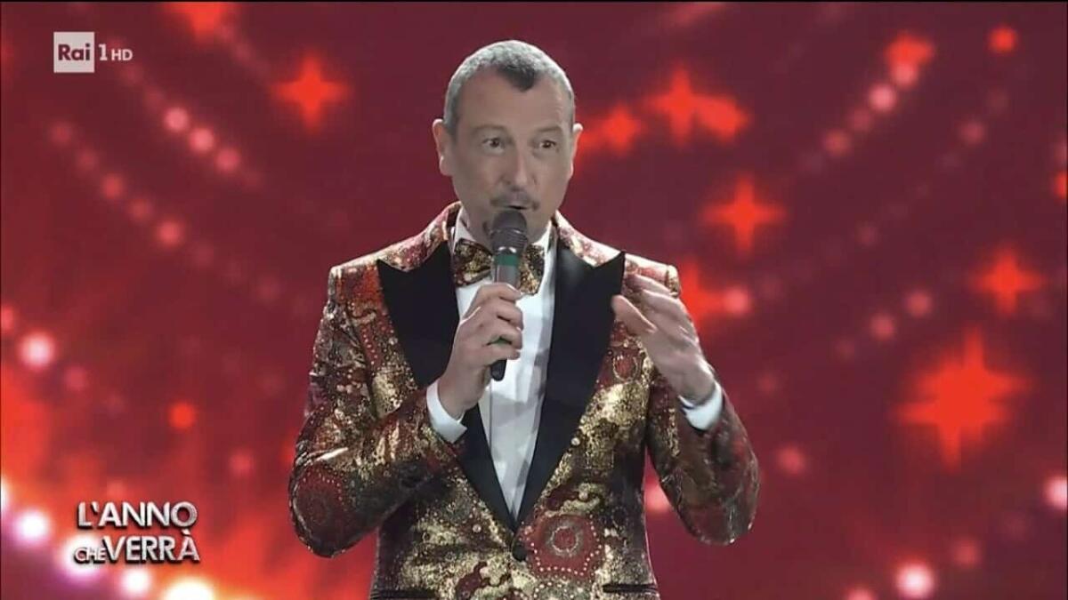 Capodanno Rai Uno, Amadeus omaggia la Fiorentina: "Complimenti per la stagione che sta facendo" - 