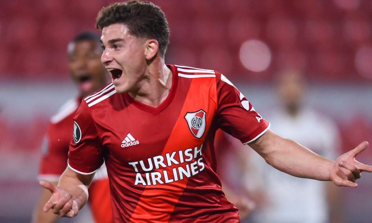 TyC Sport: "La Fiorentina non può pagare clausola per Alvarez, fatta offerta più bassa rifiutata" - Julián Alvarez of Argentina's River Plate celebrates scoring the opening goal against Brazil's Sao Paulo during a Copa Libertadores Group D soccer match in Buenos Aires, Argentina, Wednesday, Sep. 30, 2020. (Marcelo Endelli/Pool via AP)
