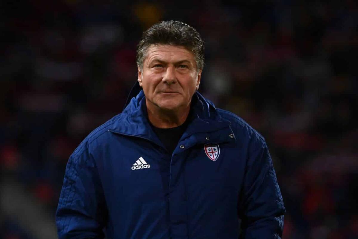 Altri due positivi nel Cagliari, sono Lykogiannis e Cavuoti. Partita contro la Fiorentina a rischio? - Foto Massimo Paolone/LaPresse 
1 novembre 2021 Bologna, Italia 
sport calcio 
Bologna vs Cagliari - Campionato di calcio Serie A TIM 2021/2022 - stadio Renato Dall'Ara
Nella foto: Walter Mazzarri (Cagliari Calcio) osserva 

Photo Massimo Paolone/LaPr