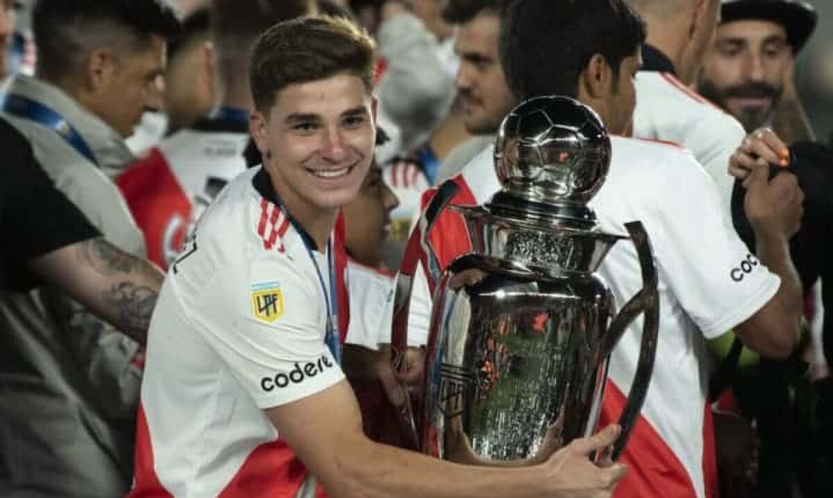Il procuratore di Julian Alvarez chiede 15 milioni commissioni per chi compra l'attaccante del River - 