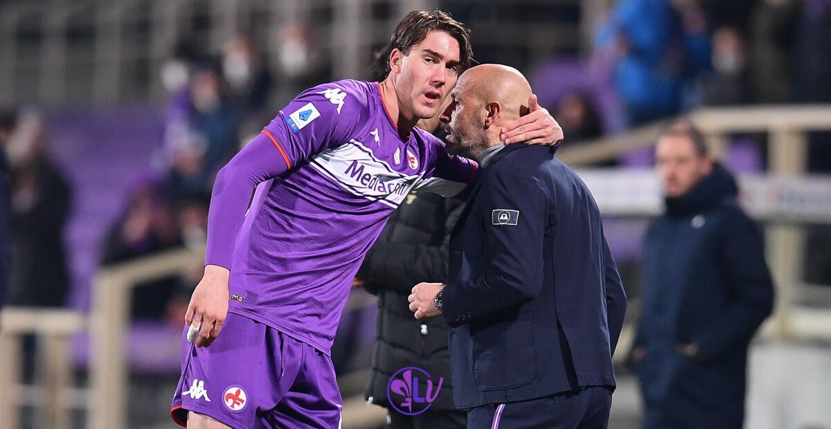 "Sogno che Vlahovic resti alla Fiorentina fino a giugno 2023, smettiamola di fare i ragionieri" - Esultanza Dusan Vlahovic con Vincenzo Italiano