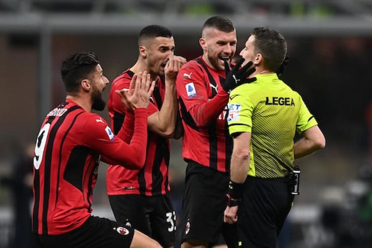 Milan-Spezia non si rigiocherà, ma il Codacons non ci sta: "Va ripetuta per grave errore dell'arbitro" - Mg Milano 17/01/2022 - campionato di calcio serie A / Milan-Spezia / foto Matteo Gribaudi/Image Sport
nella foto: Marco Serra-Ante Rebic-Rade Krunic-Olivier Giroud