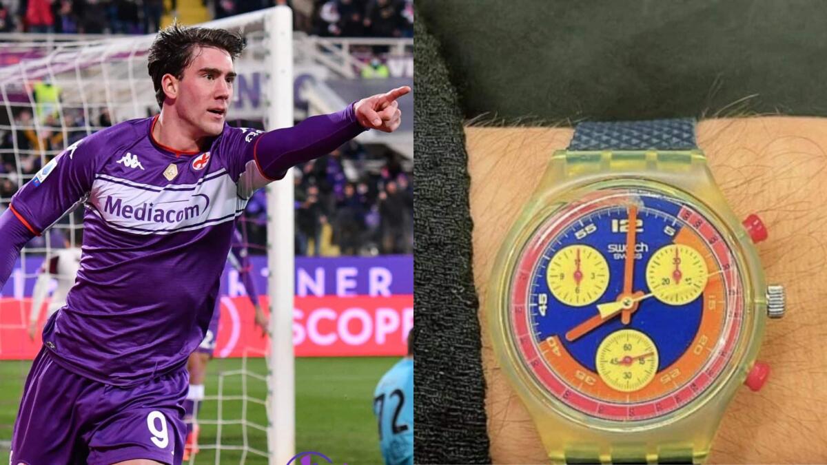 Vlahovic mostra lo "Swatch Pradè", l'orologio che grazie alla Fiorentina ha impennato il valore - 