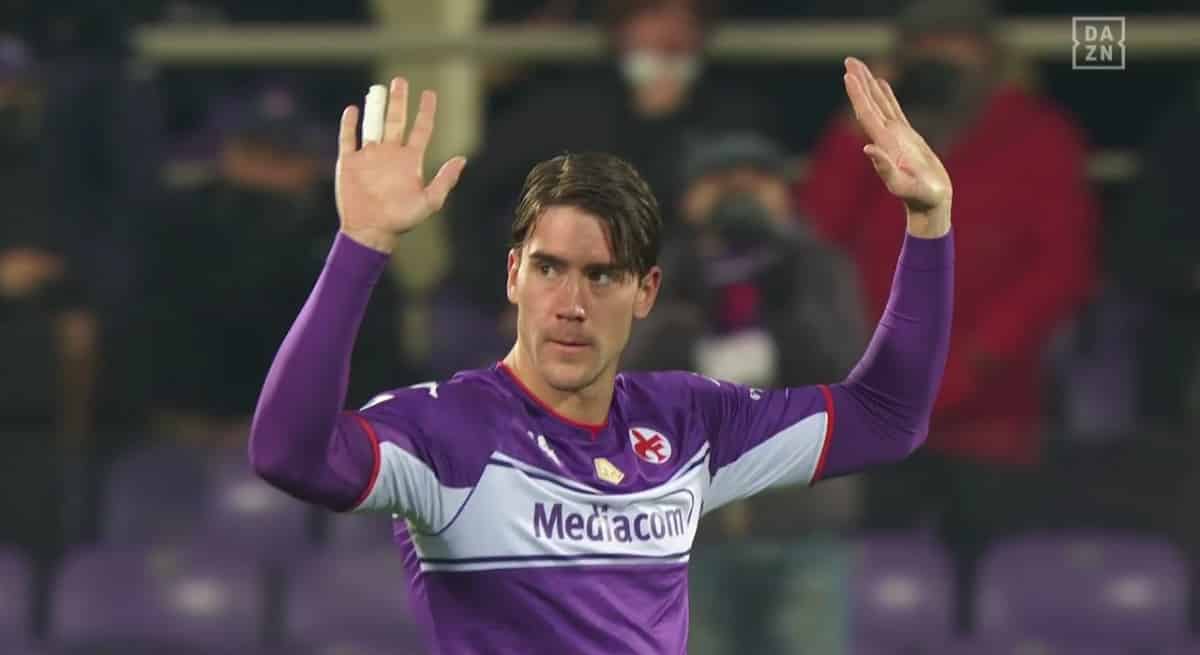 Vlahovic entra in campo e chiede scusa ai tifosi per l'errore del cucchiaio su rigore, applausi