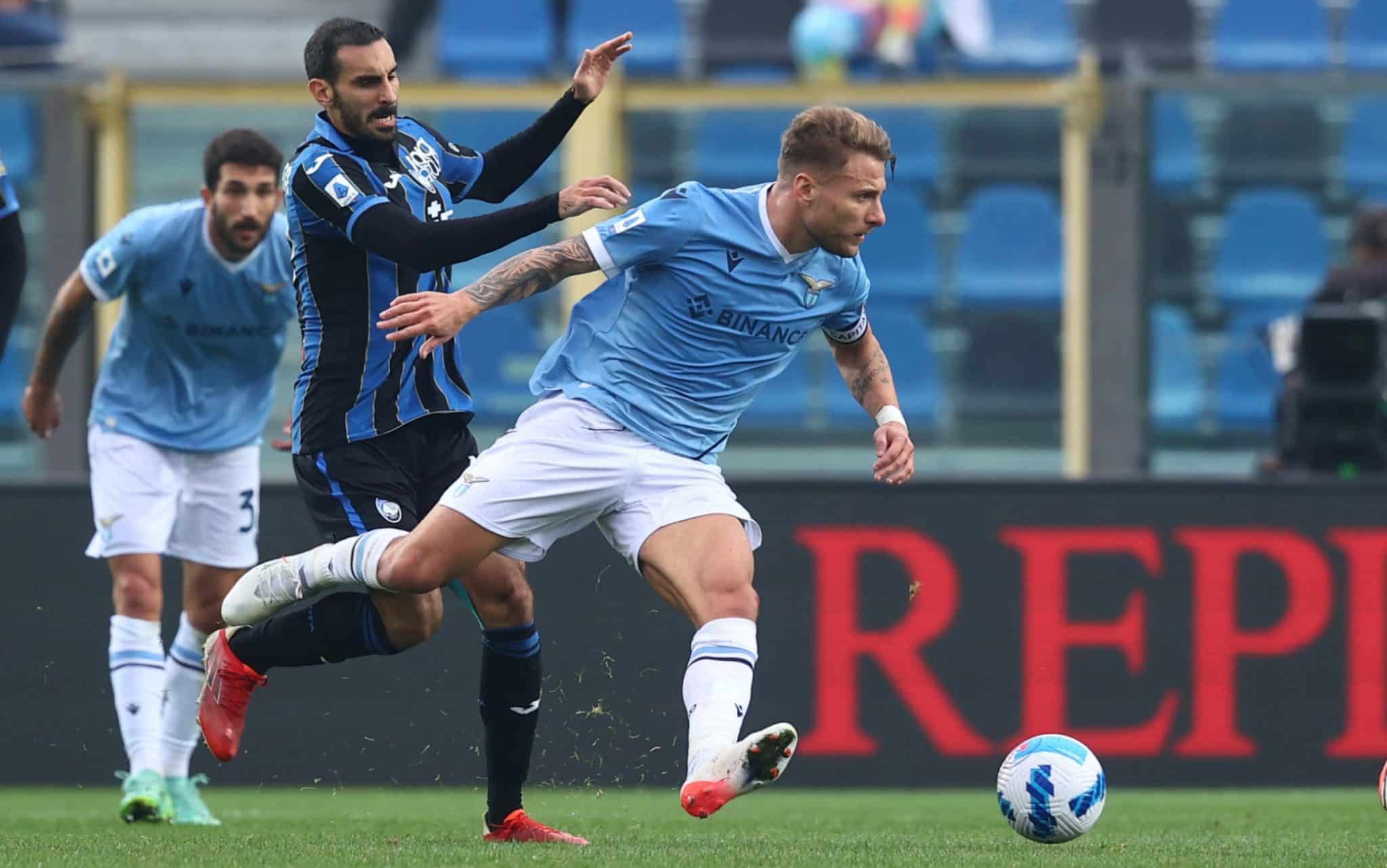 Lazios Ciro Immobile and Atalanta's Zappacosta Davide in action during the Italian Serie A soccer match Atalanta BC vs SS Lazio at the Gewiss Stadium in Bergamo, Italy, 30 October 2021.ANSA/PAOLO MAGNI