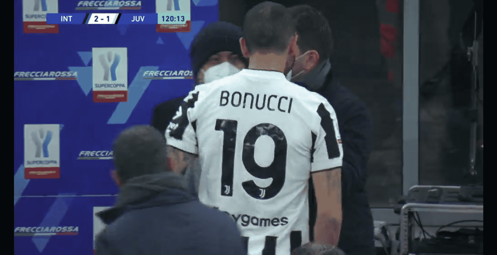 Figuraccia Bonucci, mani addosso al dirigente dell'Inter perchè non è riuscito ad entrare in campo