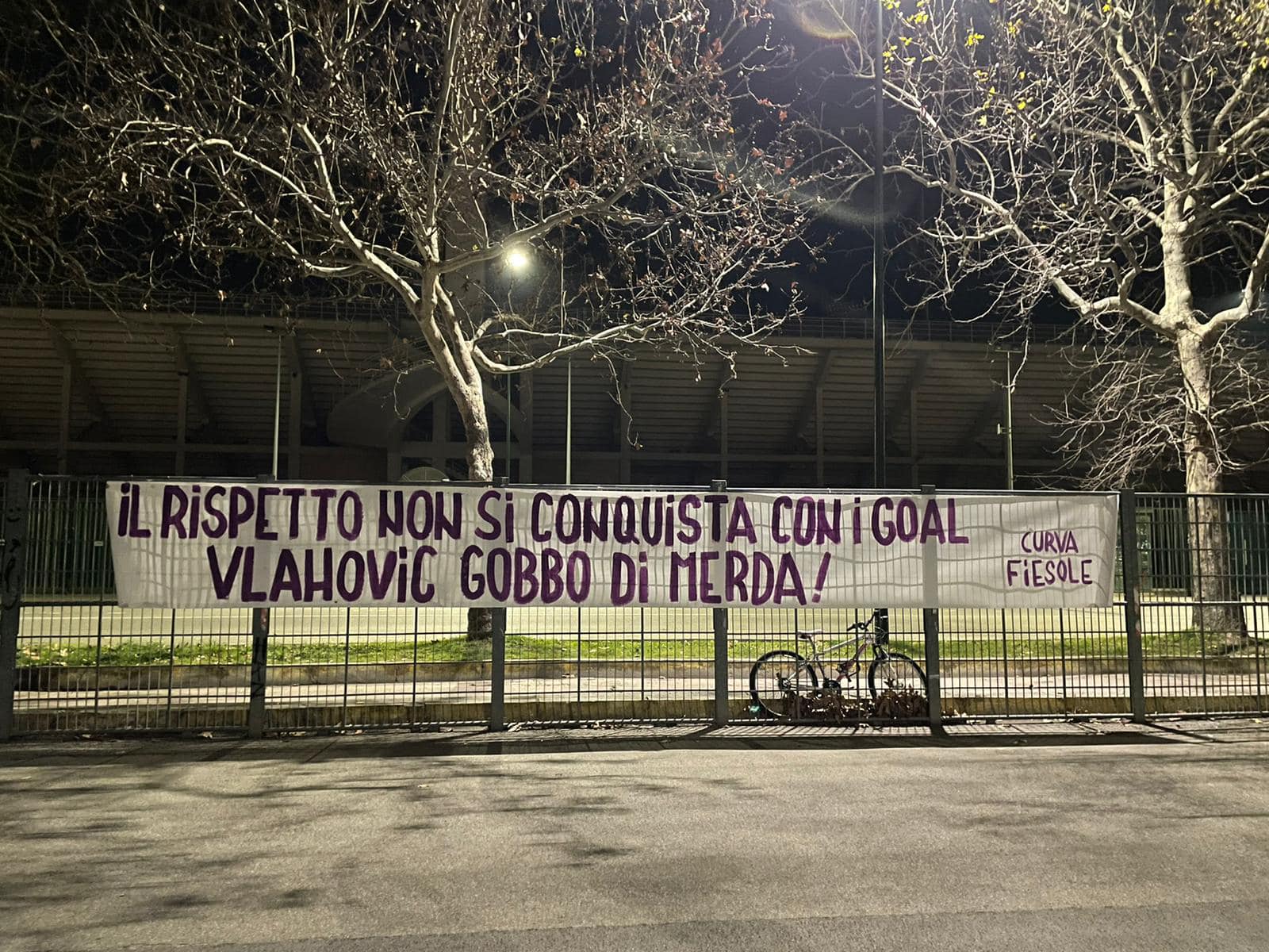 Allo stadio Franchi tanti striscioni contro Vlahovic: "Zingaro per te è finita" "Uomo di mer*a"