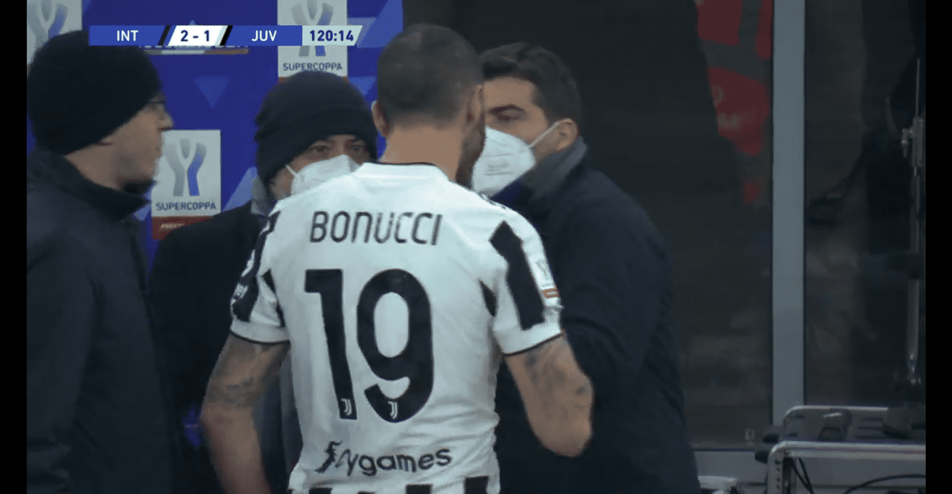 Figuraccia Bonucci, mani addosso al dirigente dell'Inter perchè non è riuscito ad entrare in campo