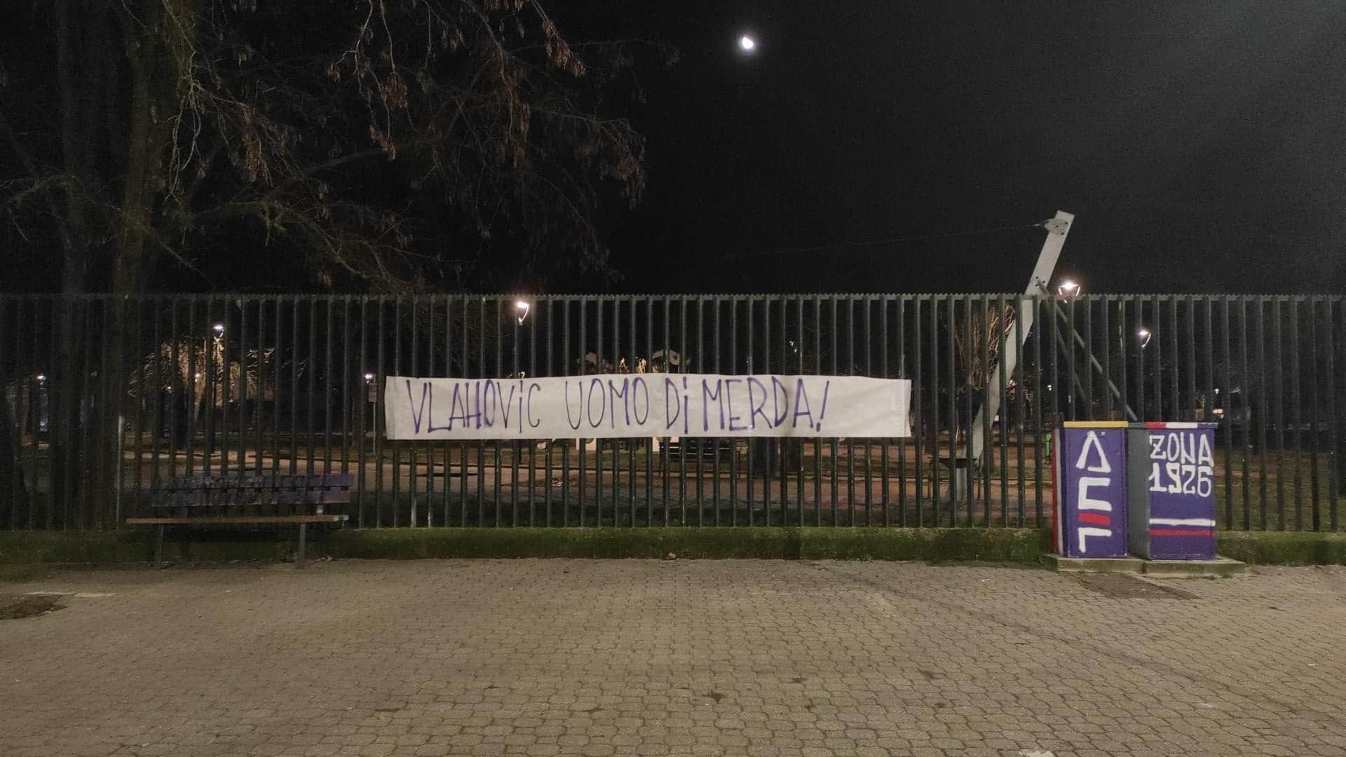 Allo stadio Franchi tanti striscioni contro Vlahovic: "Zingaro per te è finita" "Uomo di mer*a"