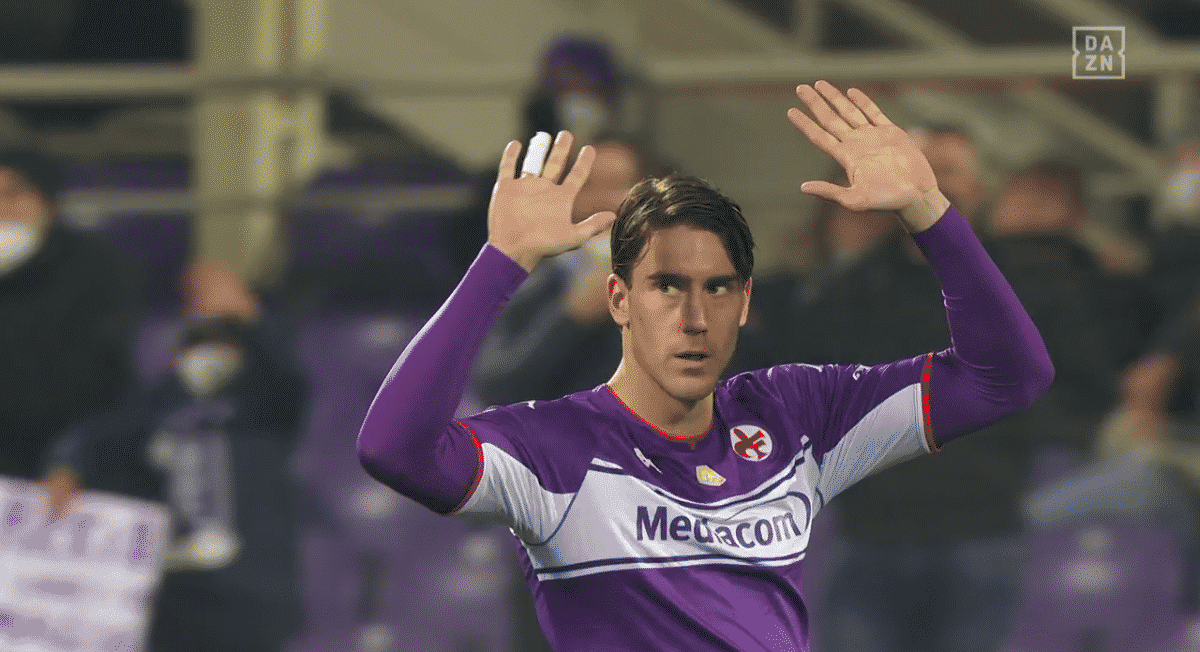 Vlahovic entra in campo e chiede scusa ai tifosi per l'errore del cucchiaio su rigore, applausi