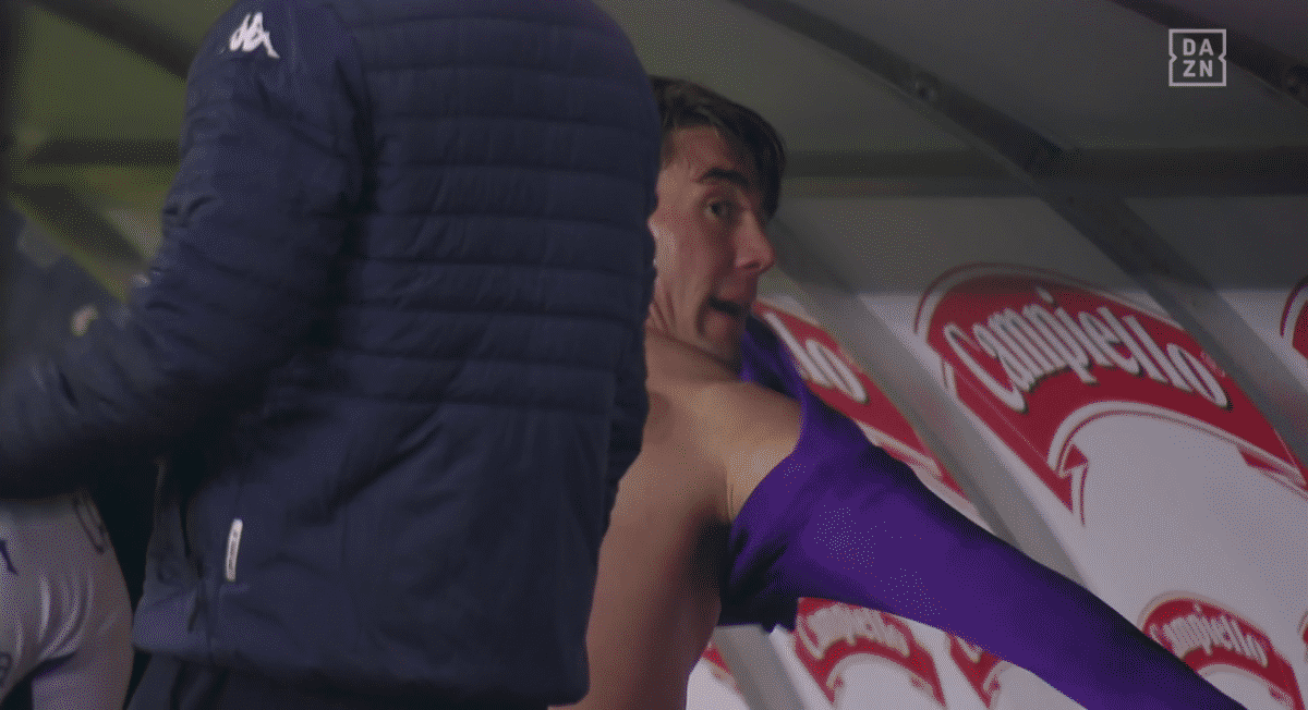 Vlahovic è una furia al momento del cambio, valanga di parole piene di rabbia in panchina