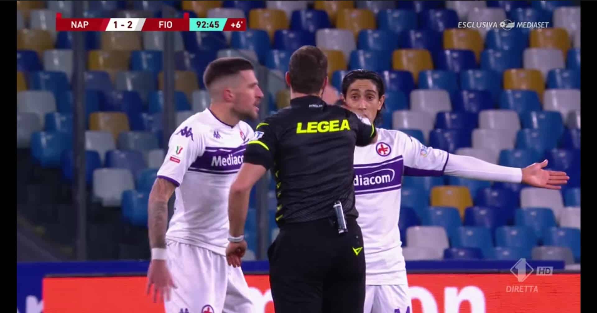 Che errore dell'arbitro! Ferma Ikoné lanciato da solo verso la porta per espellere Fabian Ruiz