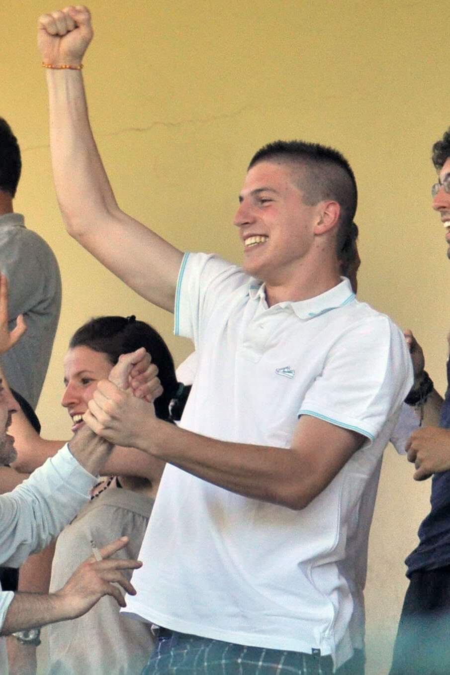 Alessio Cragno esultante sugli spalti del San Michele Cattolica Virtus