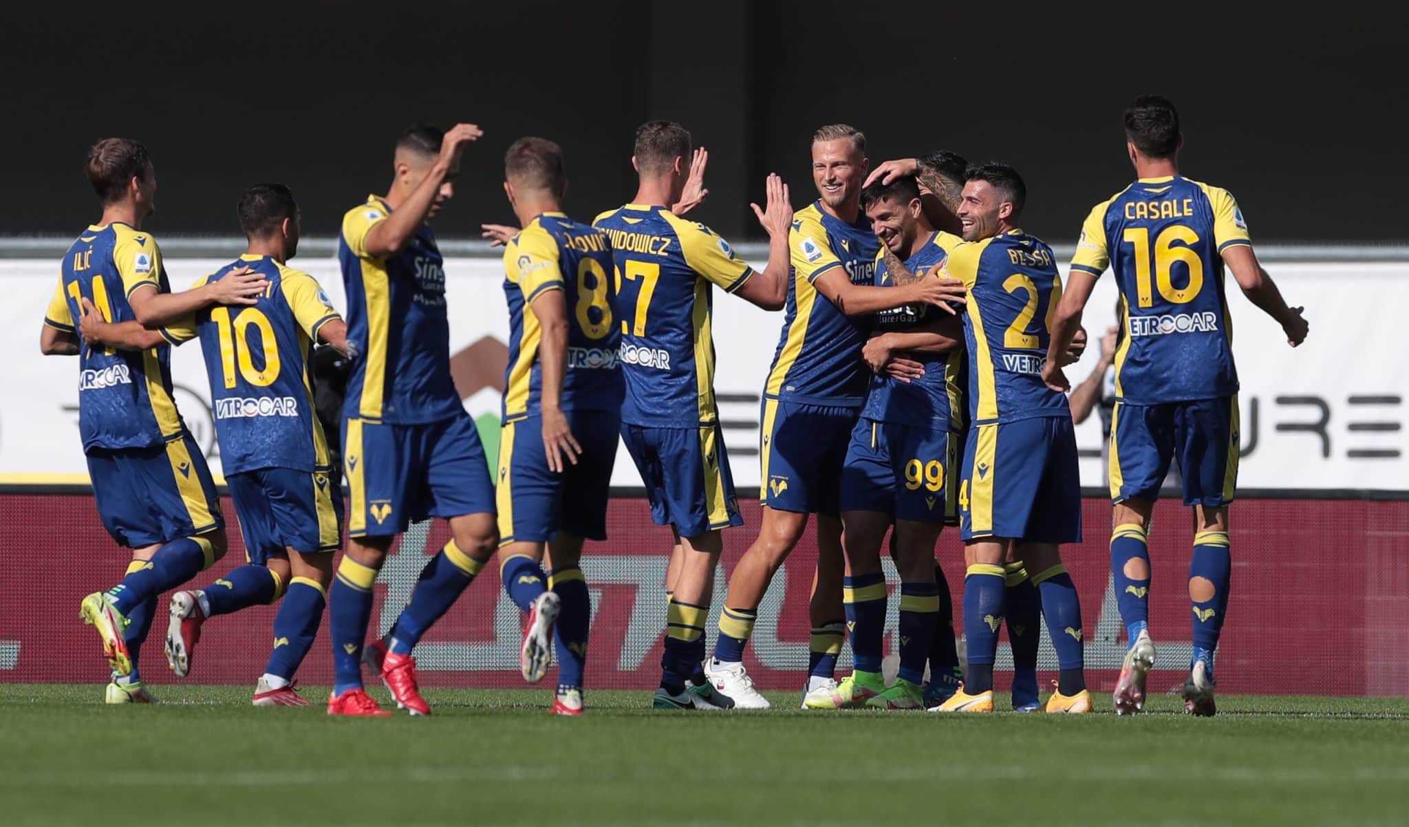 VERONA, ITALY - OCTOBER 03: Giovanni Simeone of Hellas Verona celebrates with his team-mates after scoring the opening goal during the Serie A match between Hellas Verona FC and Spezia Calcio at Stadio Marcantonio Bentegodi on October 03, 2021 in Verona, 